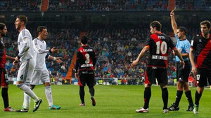 Real thắng dễ ở thế chấp người