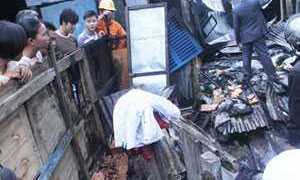 Mở hàng đầu năm, tiệm nệm mút cháy rụi