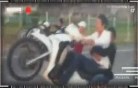 Hàng loạt 'quái xế' đổ ra đường bốc đầu xe tập thể