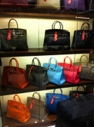 Theo chân người giàu đi mua hàng hiệu 'secondhand'