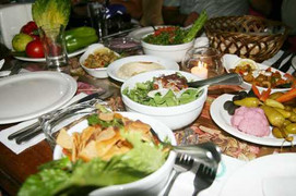 'Bỏ thừa thức ăn bị đày xuống địa ngục... ăn giun'