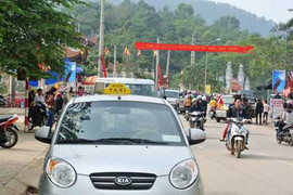 Taxi, xe ôm ‘vớ bở’ ở đền Gióng