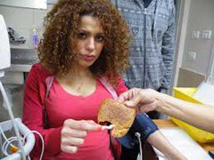 Kinh hãi găng tay trong bánh mỳ khiến khách suýt chết