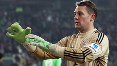 Thủ môn Bayern chấp Arsenal... một ngón tay
