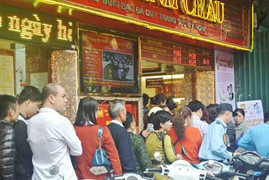 Ngày Thần Tài, đội mưa xếp hàng dài mua vàng