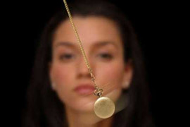 Xõa tóc thôi miên lấy 1,5 tỷ giữa Thủ đô