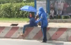 Muôn kiểu vượt 'con lươn' đến giảng đường của sinh viên