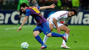 AC Milan-Barca: Mơ tương lai, tạm lui hiện tại