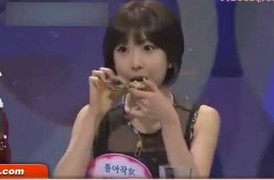 Rùng mình xem mỹ nhân xứ Hàn ăn cua sống rau ráu