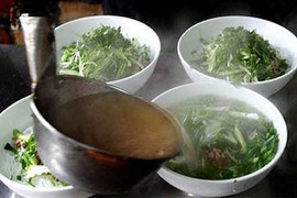 Phở Hà Nội lên AFP: Món thanh lịch, người bán thô lỗ!