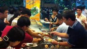 Clip: Tranh cướp đồ ăn ở nhà hàng buffet Việt