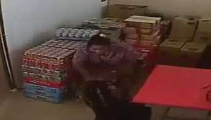 Clip: Một phụ nữ 2 lần trộm cả két bia nhét trong váy