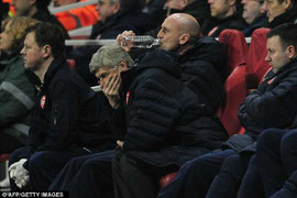 Wenger 'chết đứng như Từ Hải' gần nửa giờ