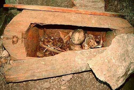 Giải mã hang động chứa ăm ắp quan tài thân cây