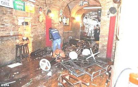 Kinh hoàng băng phát xít mới tấn công CĐV Anh