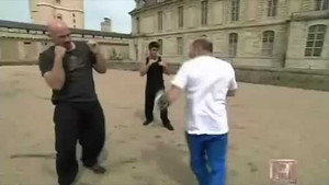 Clip võ thuật: Gãy 2 tay vẫn quyết đấu