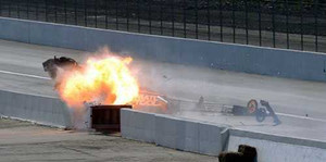 May mắn thoát chết tai nạn rùng rợn trên đường đua