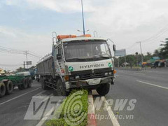 Dùng dải phân cách thay phanh xe tải