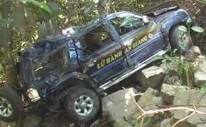 Clip: Xe chở khách du lịch rơi xuống vực