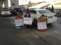 Mẹ giám đốc quỳ gối giữa đường đòi lương