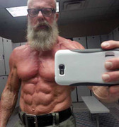 Cụ ông 60 tuổi khiến nhiều nam thanh niên khao khát