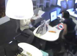 Clip lật tẩy màn 'ảo thuật' trộm iPhone