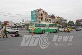 Cố vượt đèn vàng, xe buýt hất văng xe máy