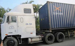 Truy bắt tài xế 'ăn sạch' container nhựa