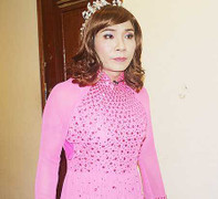 Công Lý diện áo dài hồng, hát 'Là con gái thật tuyệt'