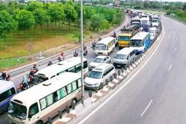 Tai nạn liên hoàn gây ùn tắc cục bộ trên Quốc lộ 1A