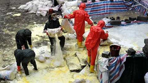 Treo tiền tỷ, thách cán bộ bơi sông