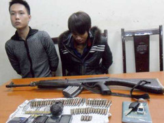 Vác súng AK cùng lựu đạn mỏ vịt đi giữa Thủ đô