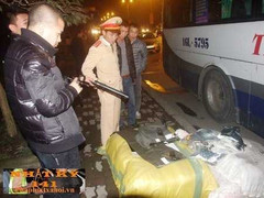 Vận chuyển hàng lậu còn hù dọa đặc nhiệm 141