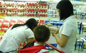 Rút tiền mừng tuổi mua sữa cho con