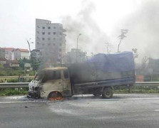 Xe tải bốc cháy dữ dội trên Đại lộ Thăng Long