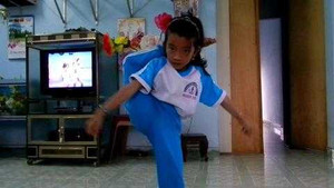 Cô bé trường làng dẻo như diễn viên xiếc