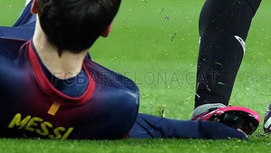 Messi bị đối phương giẫm nát tay