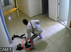 Trộm giày đẹp nhà hàng xóm bị camera ghi lại