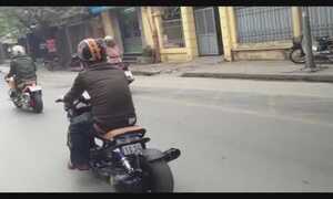 Mô tô lạ lùn tịt lướt trên phố Hà Nội