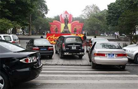 Xe đỗ ‘bậy’ trước Vườn hoa Lý Thái Tổ: Nhờn luật?