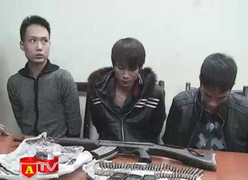 Hà Nội: Vác súng AK và 83 viên đạn lên taxi