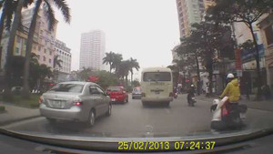 Thót tim clip bé ngủ gật ngã ra đường suýt bị ô tô kẹp