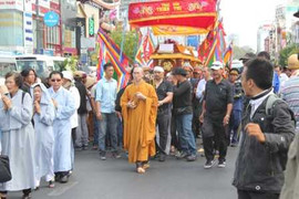 Vạn người đội nắng đưa tiễn nạn nhân vụ sập kinh hoàng