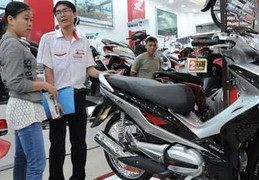 Khó khăn vẫn đổ tiền mua xe tay ga