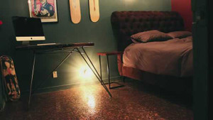 Cặp vợ chồng lát sàn phòng ngủ bằng... tiền