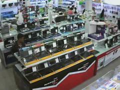 Thanh niên bảnh trai hồn nhiên vào siêu thị trộm laptop