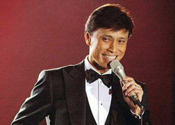 Tuấn Ngọc lần đầu nắm tay Văn Mai Hương