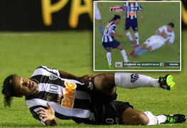 Ronaldinho suýt bị triệt hạ gãy đôi chân