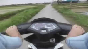 'Trổ tài' lái xe bằng chân, tự quay clip khoe trên mạng
