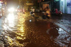 Chớm triều cường, Sài Gòn nhiều nơi ngập nửa mét